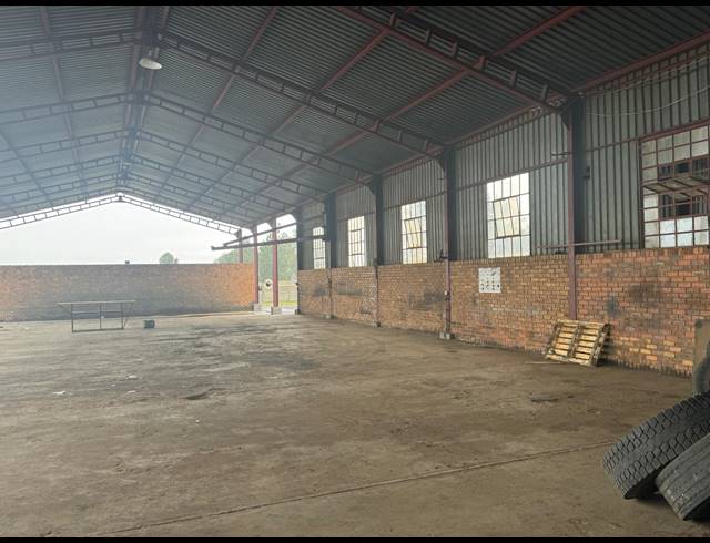1,250M² BUSINESS TO LET IN MAPLETON